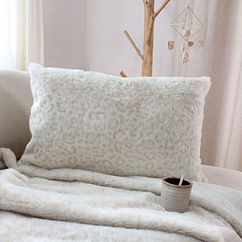 Coussin déhoussable effet fourrure léopard LEO - 40 x 60 cm - Ecru